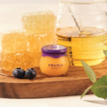 Frudia — Blueberry Hydrating Honey Lip Balm 10 g — galerie